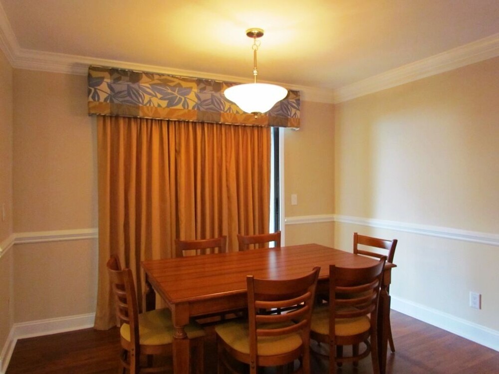 Deluxe Condo, 2 Bedrooms, Kitchen, Ocean View - In-Room Dining