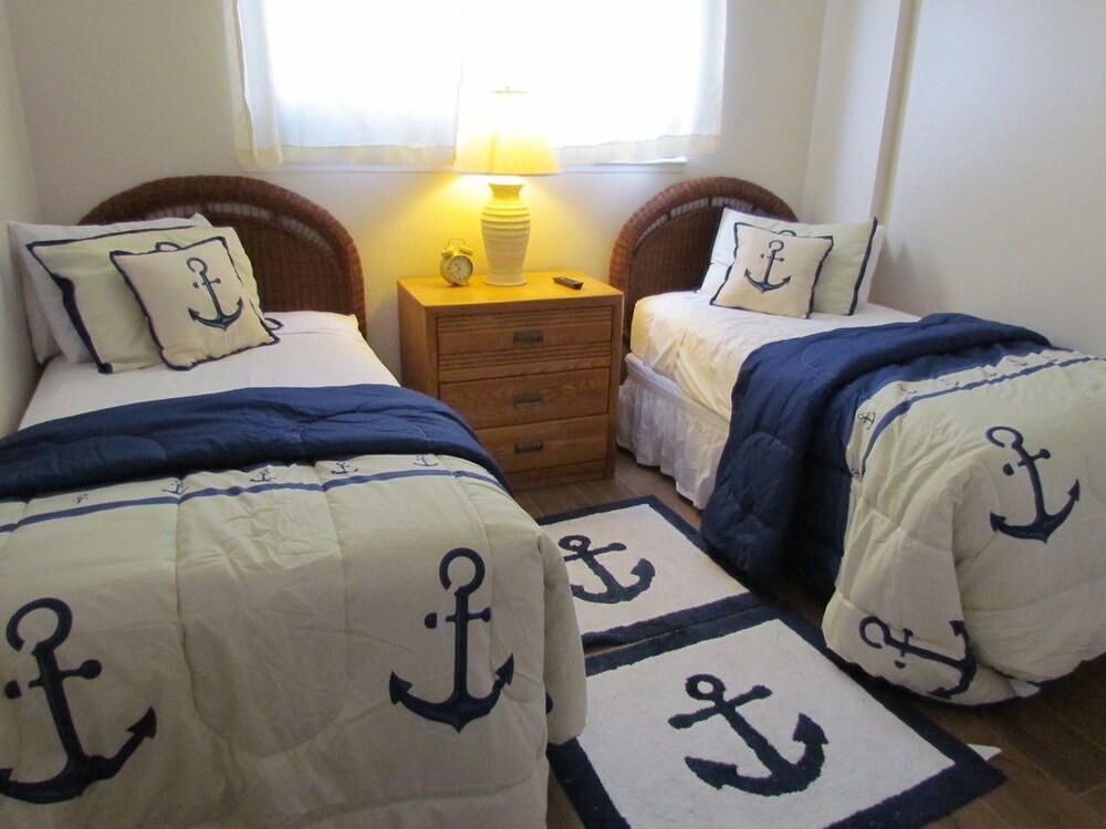 Deluxe Condo, 2 Bedrooms, Kitchen, Ocean View - Guestroom