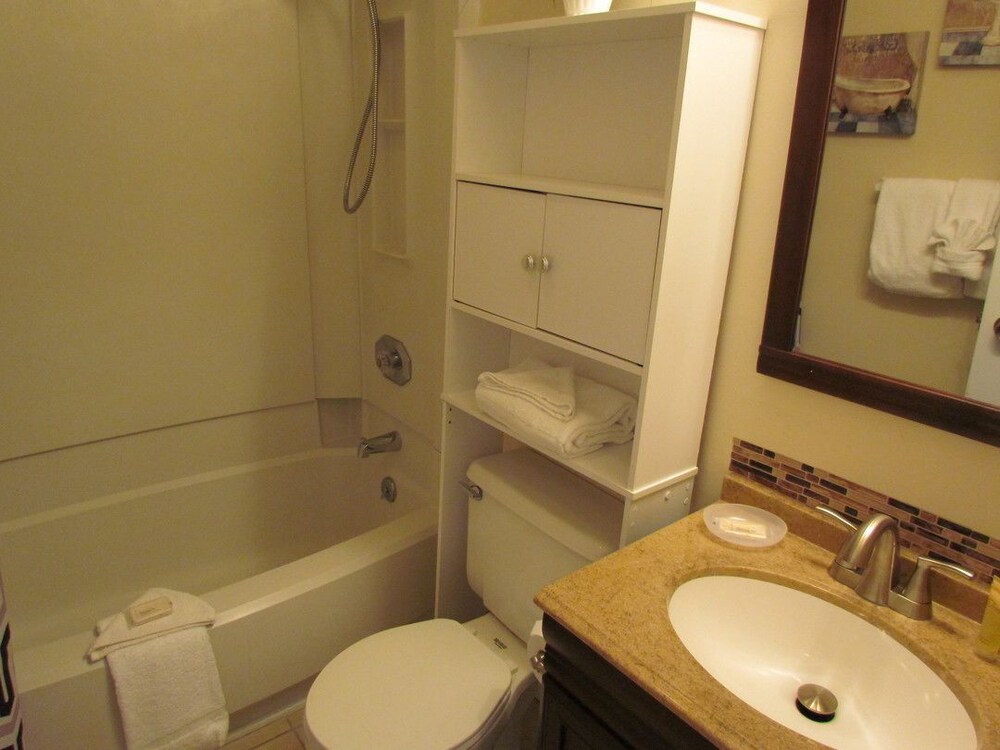 Deluxe Condo, 2 Bedrooms, Kitchen, Ocean View - Bathroom