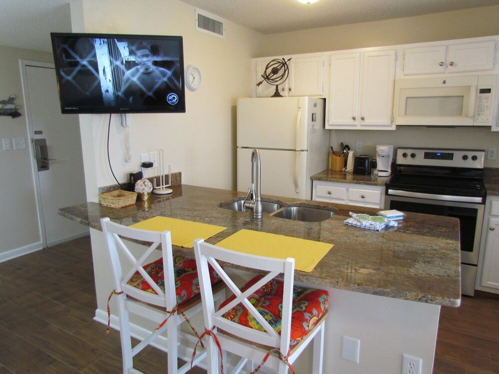 Deluxe Condo, 2 Bedrooms, Kitchen, Ocean View - In-Room Kitchen