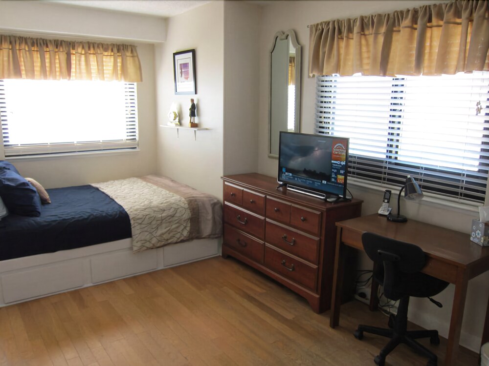 Deluxe Studio, 1 Queen Bed with Sofa bed, Ocean View, Tower - Guestroom
