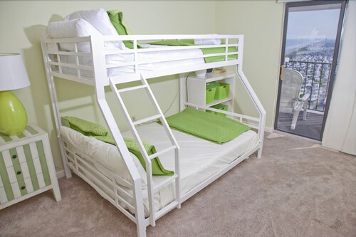 Deluxe Condo, 2 Bedrooms, Kitchen, Ocean View - Guestroom