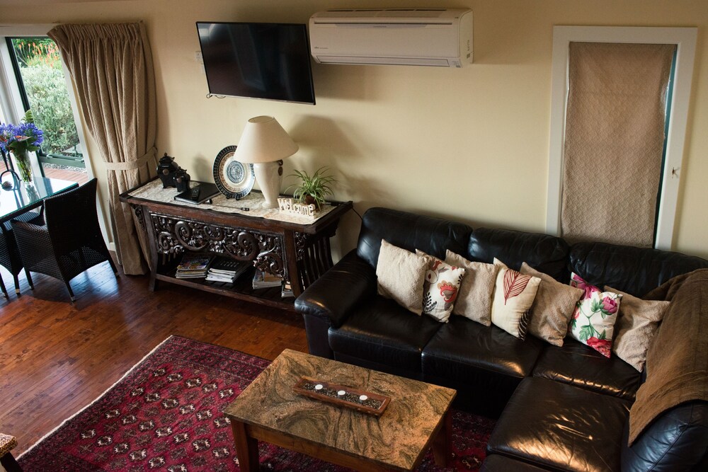 Whenua Luxury Apartment - Living Area