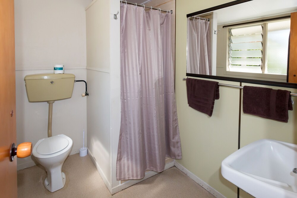 Studio Unit #2 - Bathroom