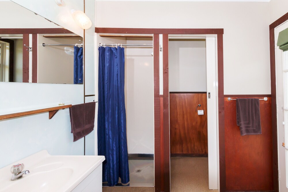 3 Bedroom Family Unit - Bathroom Amenities