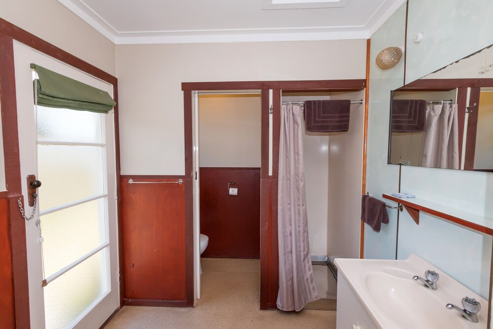 3 Bedroom Apartment - Bathroom Amenities