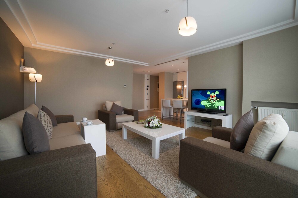 Deluxe Condo, 2 Bedrooms - Living Area