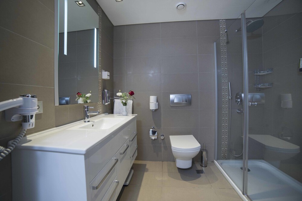 Deluxe Condo, 2 Bedrooms - Bathroom