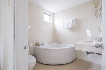 Deep Soaking Bathtub