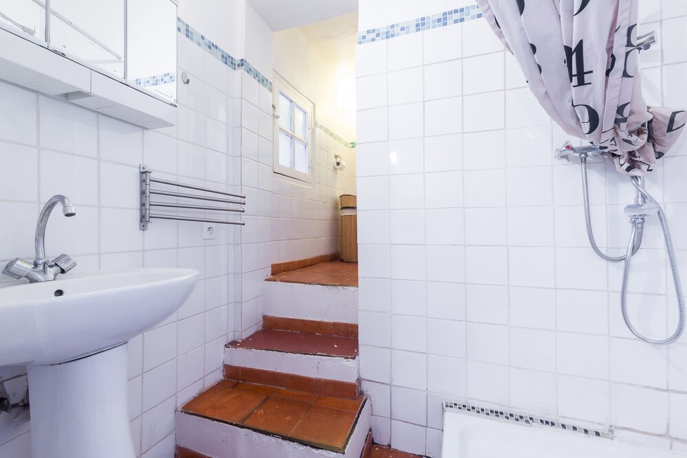 Studio, Multiple Beds - Bathroom