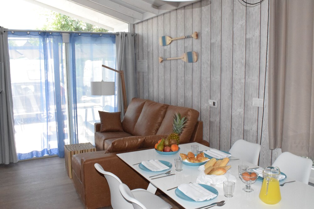 Deluxe Bungalow, 2 Bedrooms, Terrace - Living Room