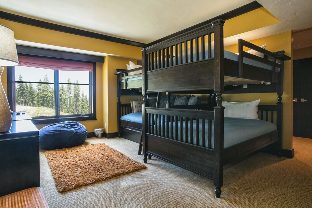 Luxury Suite, 3 Bedrooms, Mountain View, Mountainside - Guestroom