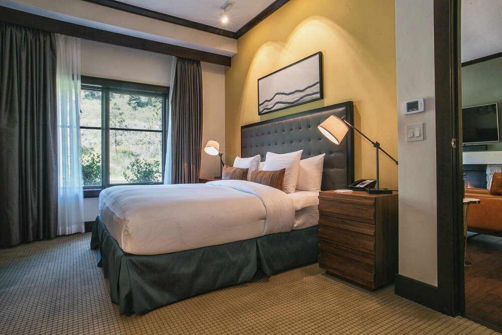 Luxury Suite, 2 Bedrooms, Mountain View, Mountainside - Guestroom