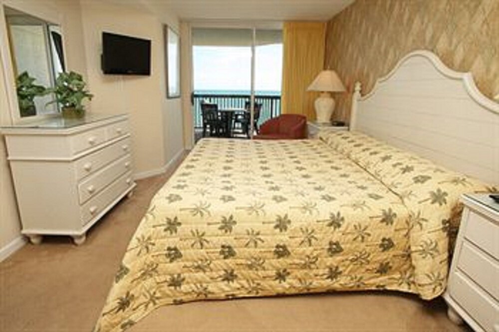 Condo 4 Bedrooms Oceanfront (1King Bed 4 Doubles and sofabed) - Guestroom