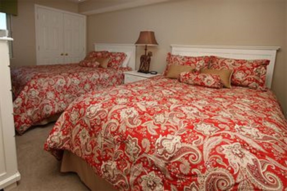 Condo 4 Bedrooms Oceanfront (1King Bed 4 Doubles and sofabed) - Guestroom