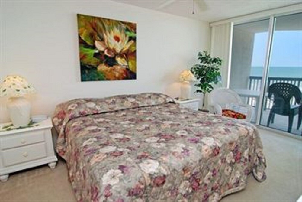 Condo 3 Bedrooms Oceanfront (1 King Bed 1 Queen Bed 2 Double Beds and 1 sofa bed) - Guestroom