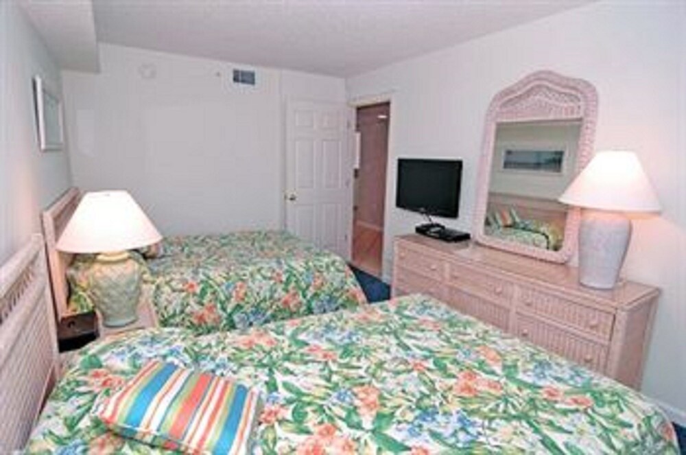 Condo 2 Bedrooms Oceanfront (1 King Bed 2 Queen Beds and 1 sofa bed) - Guestroom