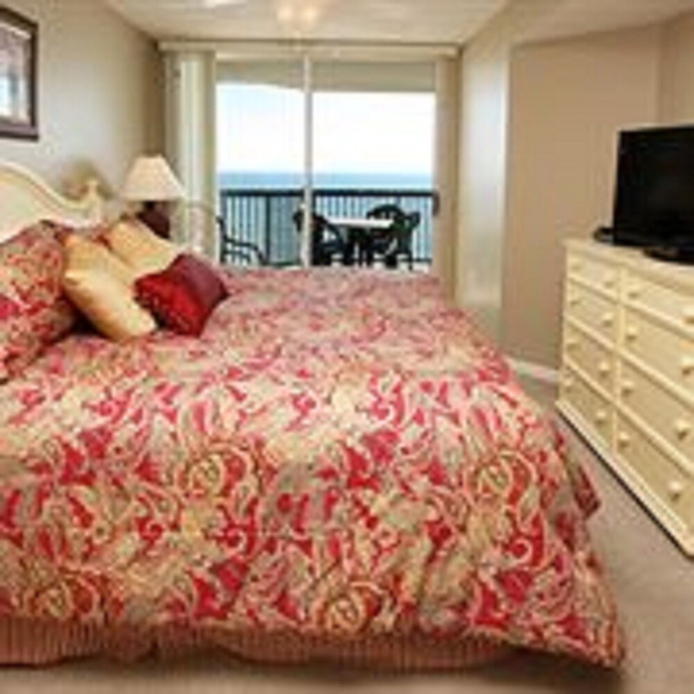 Condo 3 Bedrooms Oceanfront (1 King Bed 1 Queen Bed 2 Double Beds and 1 sofa bed) - Guestroom