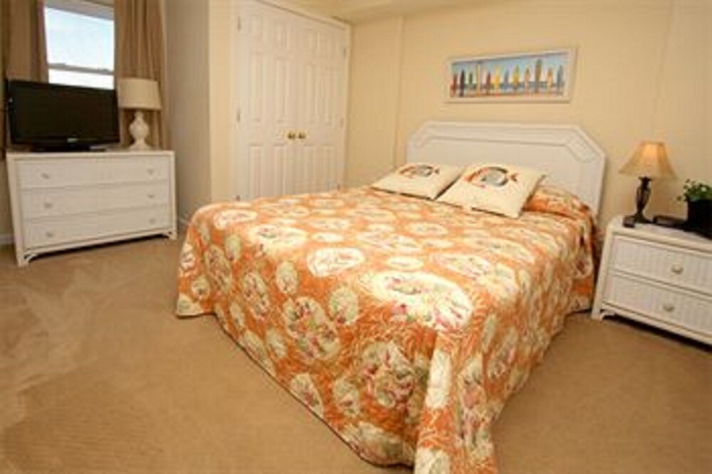 Condo 2 Bedrooms Oceanfront (1 King Bed 2 Queen Beds and 1 sofa bed) - Guestroom