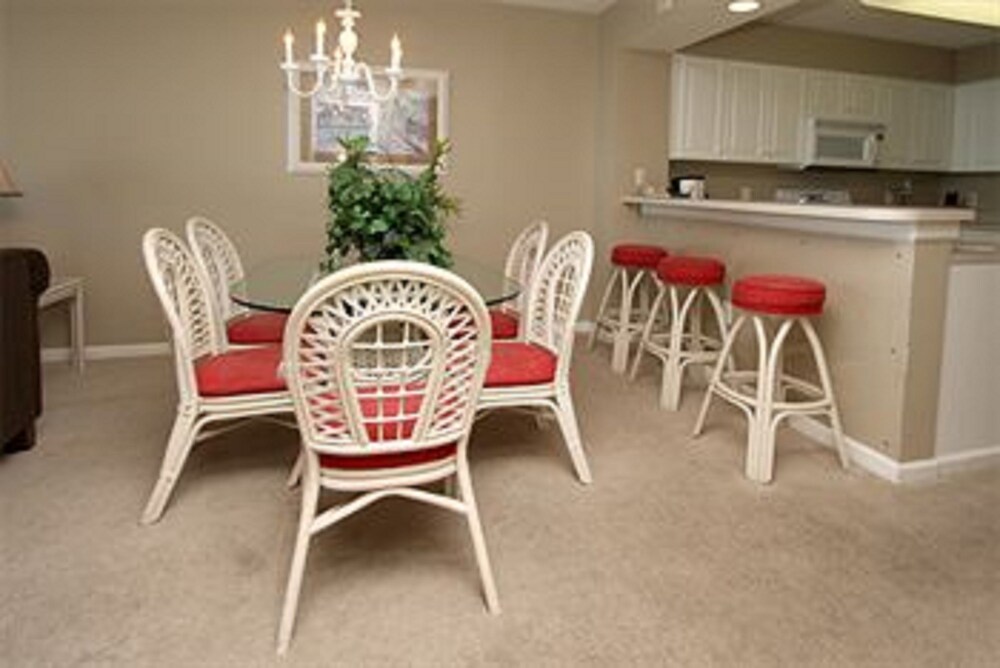 Condo 2 Bedrooms Oceanfront (1 King Bed 2 Queen Beds and 1 sofa bed) - Guestroom