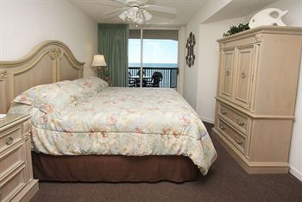 Condo 2 Bedrooms Oceanfront (1 King Bed 2 Queen Beds and 1 sofa bed) - Guestroom