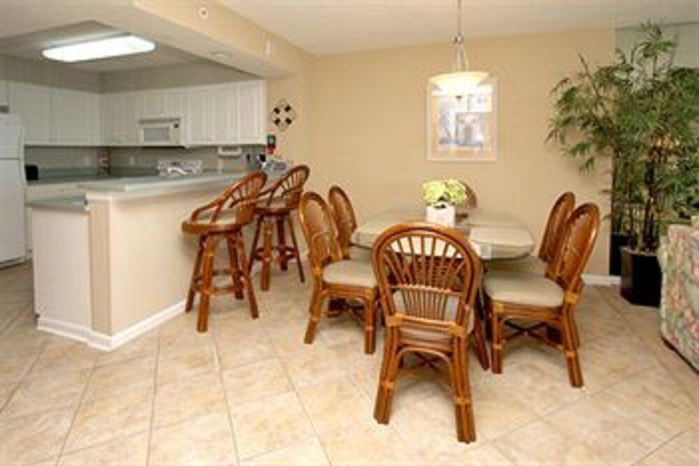 Condo 2 Bedrooms Oceanfront (1 King Bed 2 Queen Beds and 1 sofa bed) - Guestroom