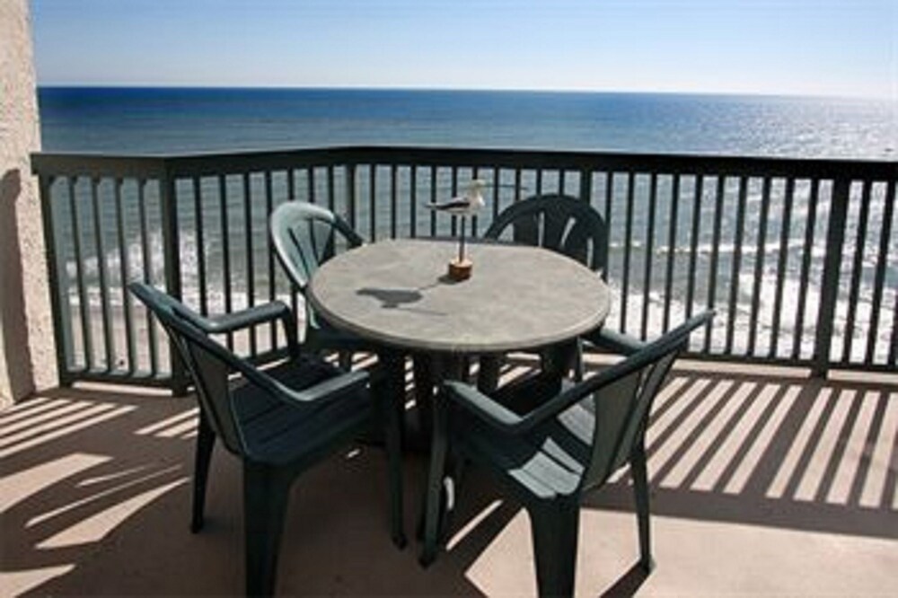 Condo 2 Bedrooms Oceanfront (1 King Bed 2 Queen Beds and 1 sofa bed) - Balcony