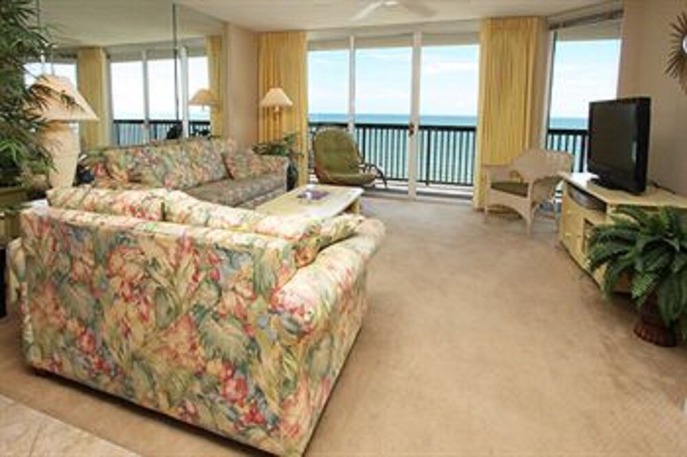 Condo 2 Bedrooms Oceanfront (1 King Bed 2 Queen Beds and 1 sofa bed) - Living Room