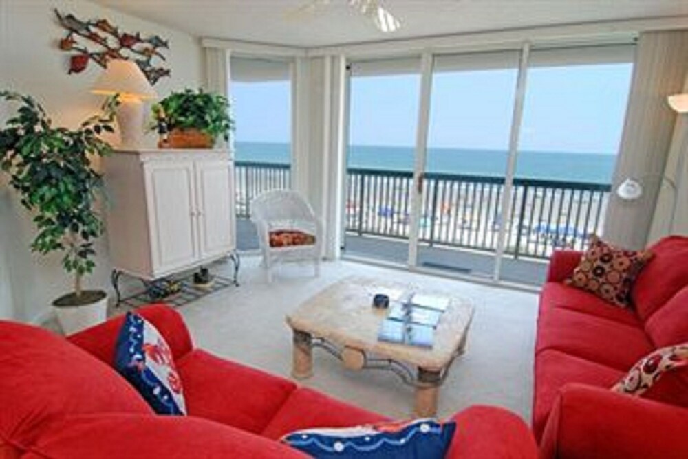Condo 2 Bedrooms Oceanfront (1 King Bed 2 Queen Beds and 1 sofa bed) - Living Area