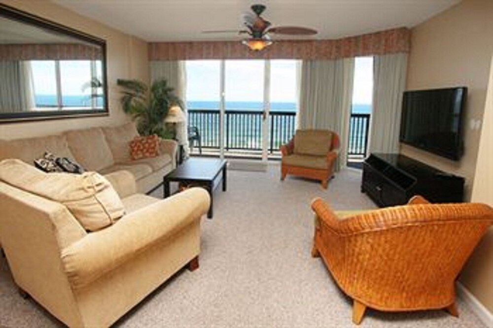Condo 2 Bedrooms Oceanfront (1 King Bed 2 Queen Beds and 1 sofa bed) - Living Area
