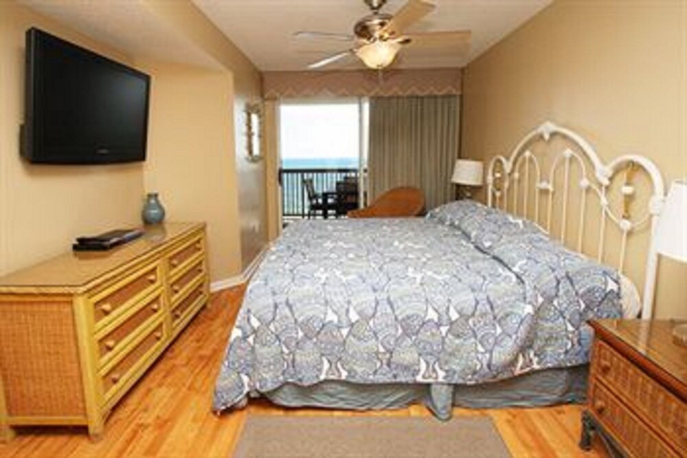 Condo 2 Bedrooms Oceanfront (1 King Bed 2 Queen Beds and 1 sofa bed) - Guestroom