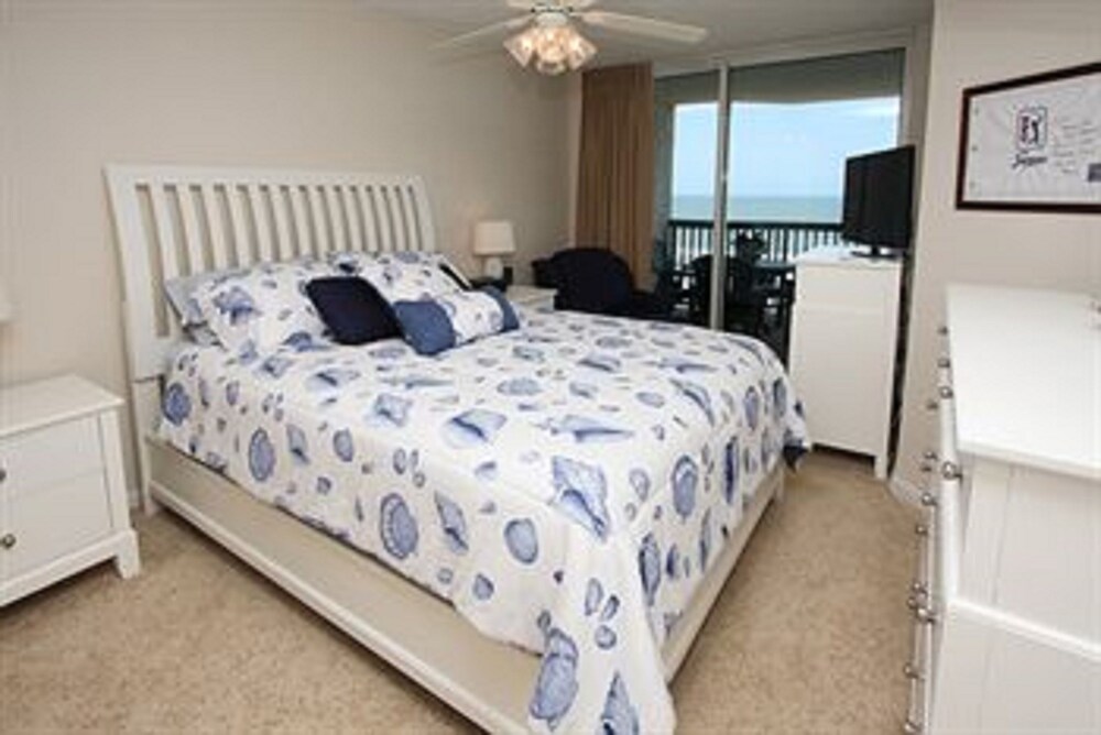 Condo 2 Bedrooms Oceanfront (1 King Bed 2 Queen Beds and 1 sofa bed) - Guestroom