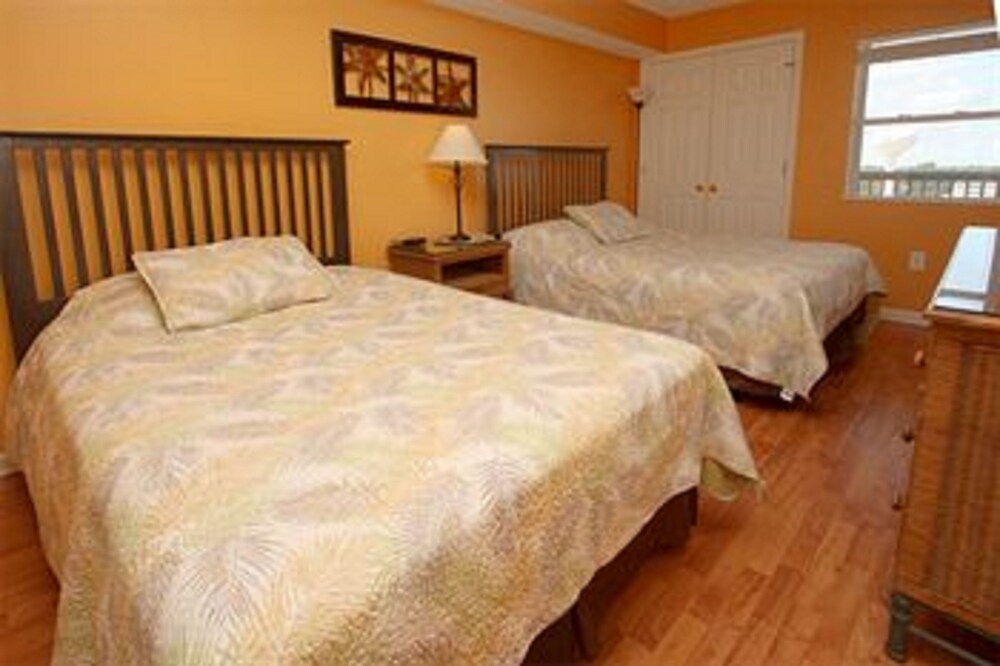 Condo 2 Bedrooms Oceanfront (1 King Bed 2 Queen Beds and 1 sofa bed) - Guestroom