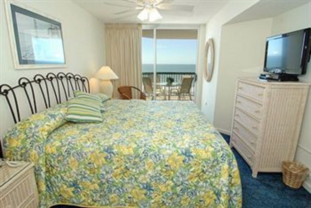 Condo 4 Bedrooms Oceanfront (1King Bed 4 Doubles and sofabed) - Guestroom