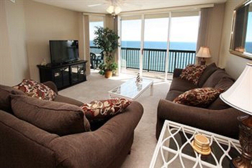 Condo 2 Bedrooms Oceanfront (1 King Bed 2 Queen Beds and 1 sofa bed) - Guestroom