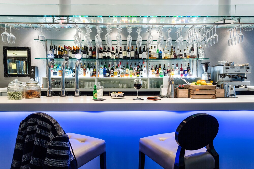 Hotel Bar