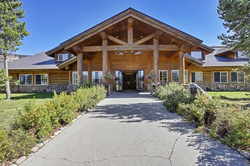 Headwater's Lodge & Cabins at Flagg Ranch