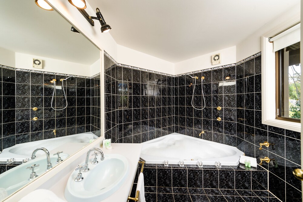 Possums couples cabins - Jetted Tub
