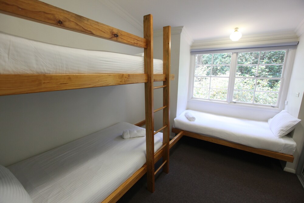 Family Cottage, 5 Bedrooms, Garden View - Guestroom