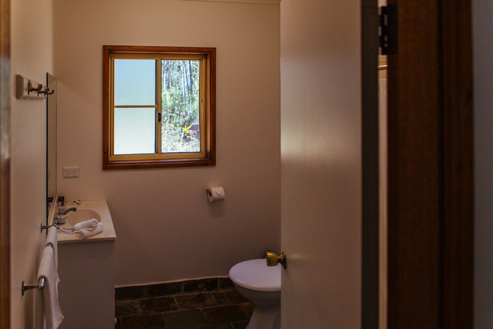 Linden Lodges - Bathroom