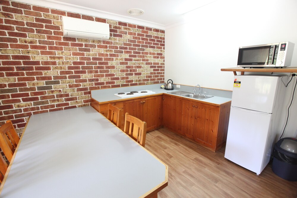 Laurel Lodges - In-Room Kitchenette