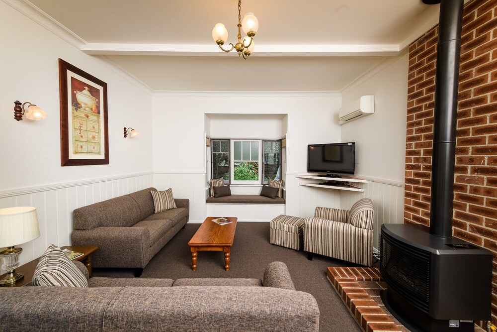 Family Cottage, 5 Bedrooms, Garden View - Living Room