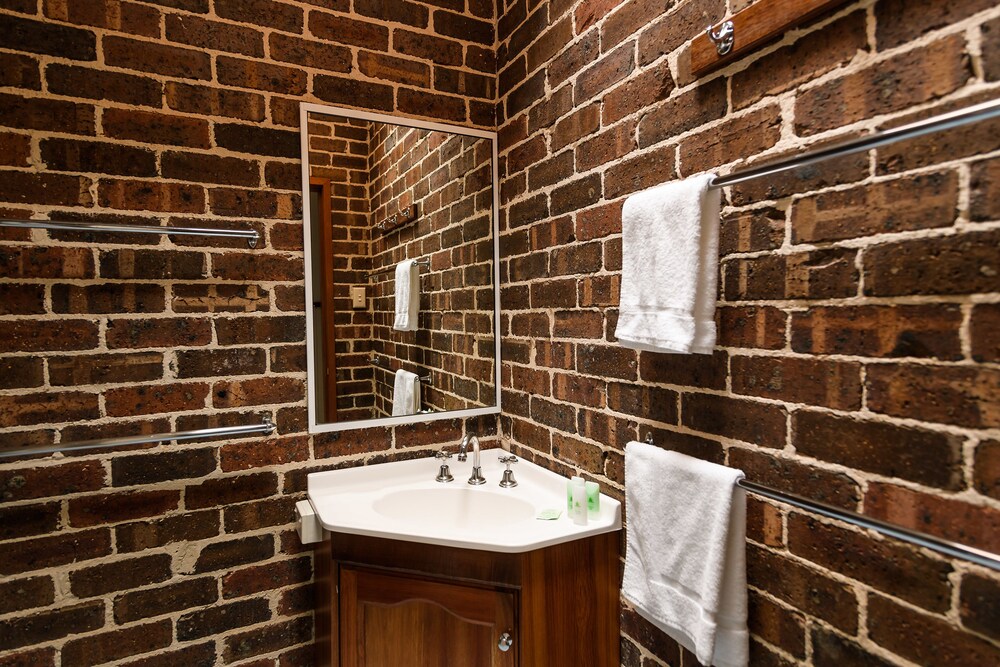 Pine Lodges - Bathroom