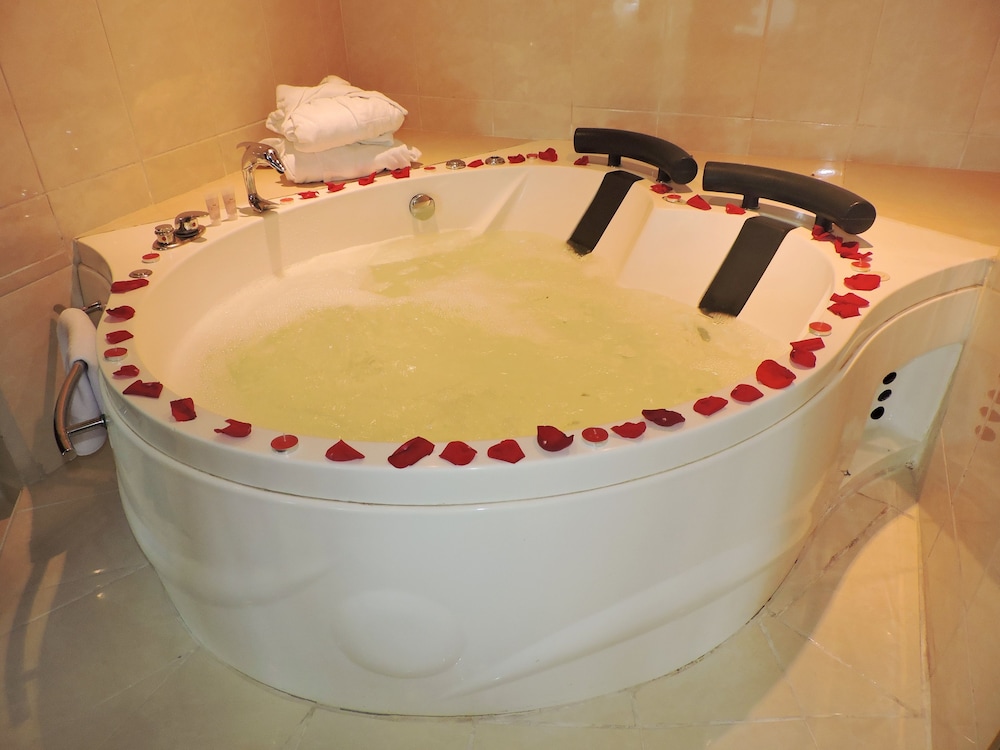 Deep Soaking Bathtub