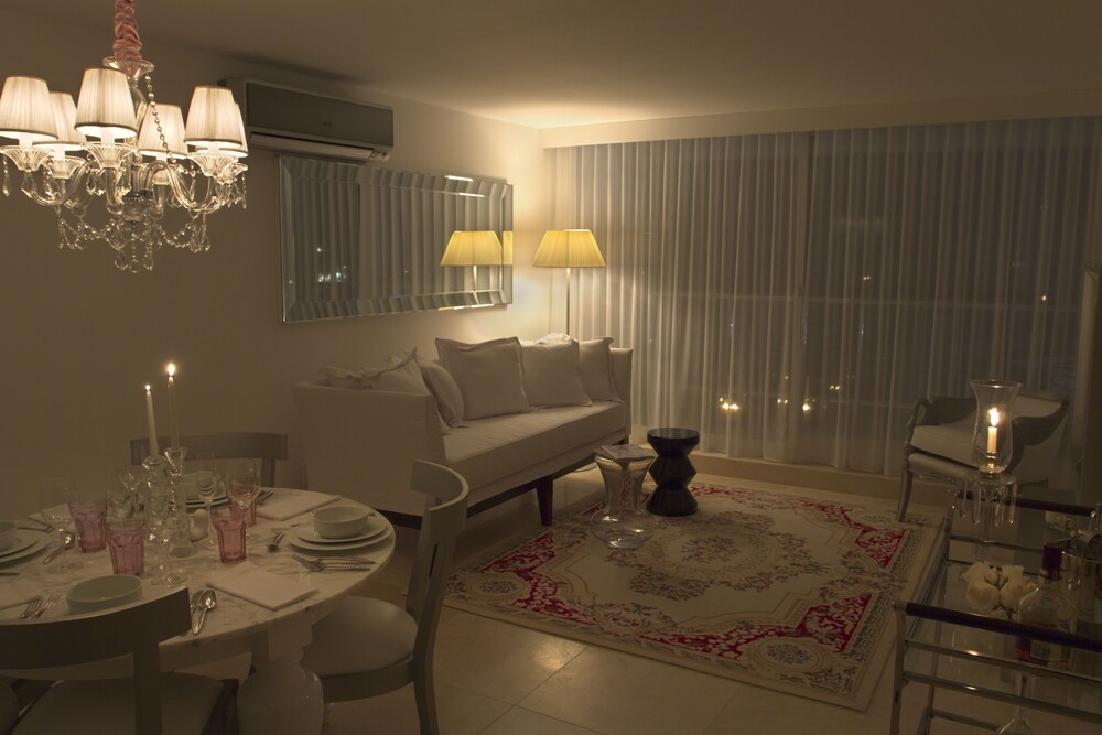 Master Gold - Living Room