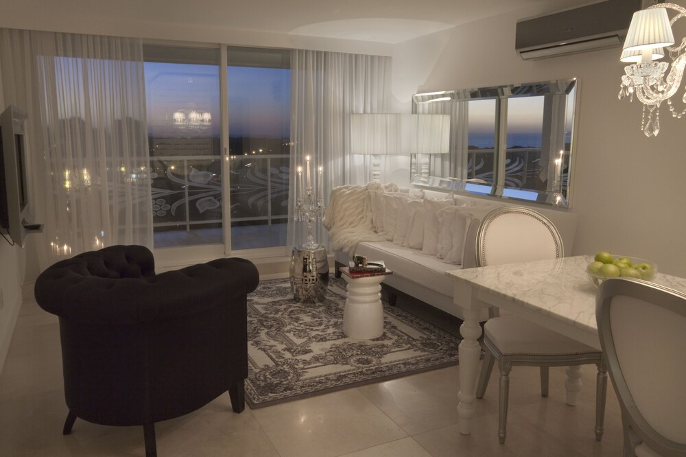 Master Gold - Living Room