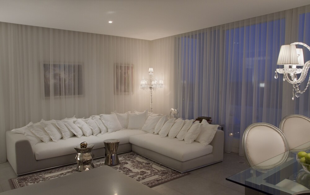Master Gold - Living Area
