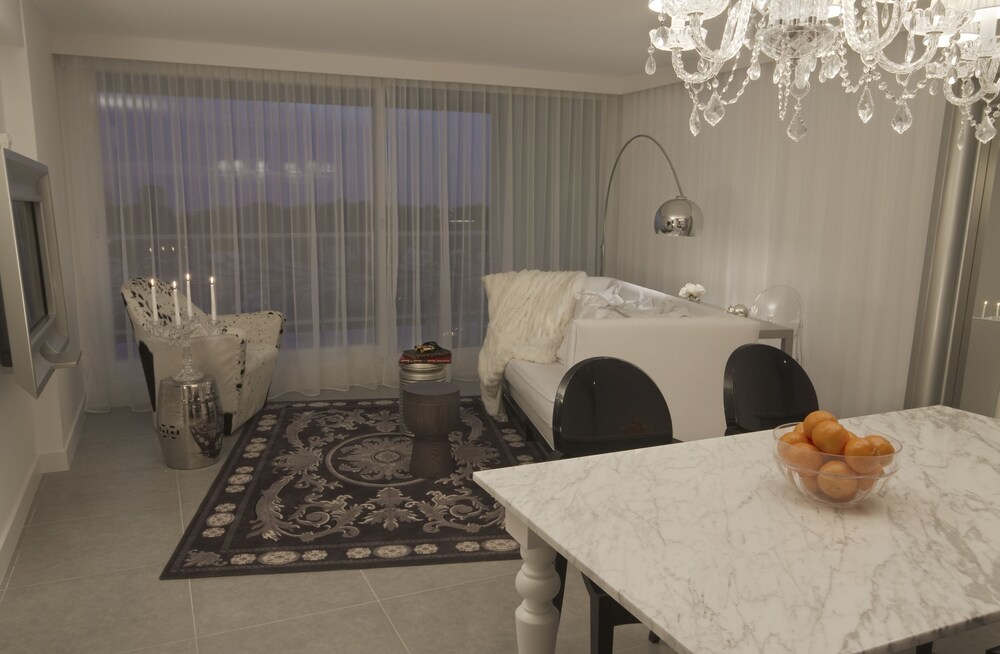 Master Gold - Living Area