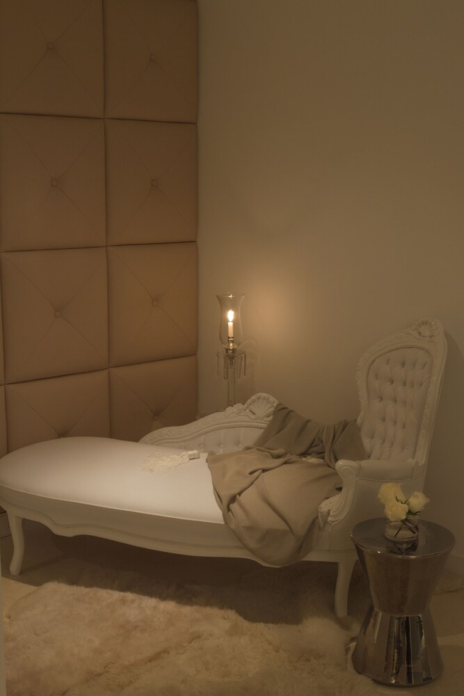 Master Gold - Living Room