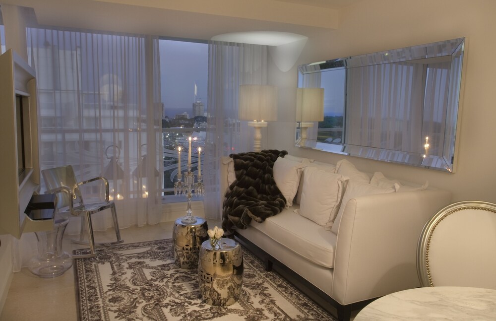 Master Gold - Living Room